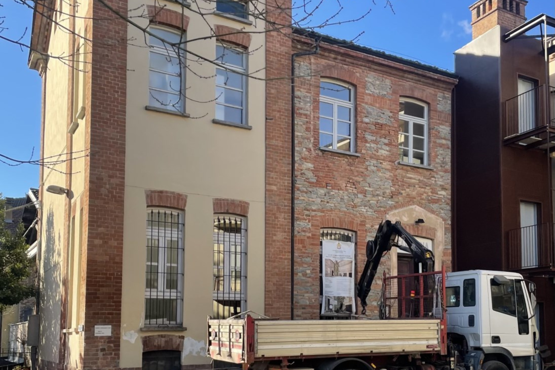 Riqualificazione degli infissi del Palazzo Comunale di Serralunga d’Alba